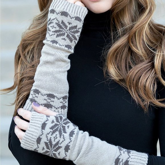 NWT Gray Snowflake Hand Warmers - Picture 1 of 2